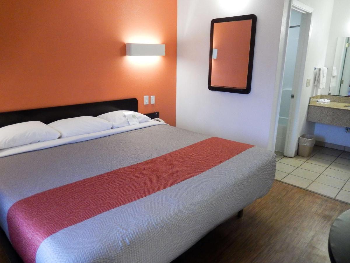 Motel 6-Clute, Tx מראה חיצוני תמונה